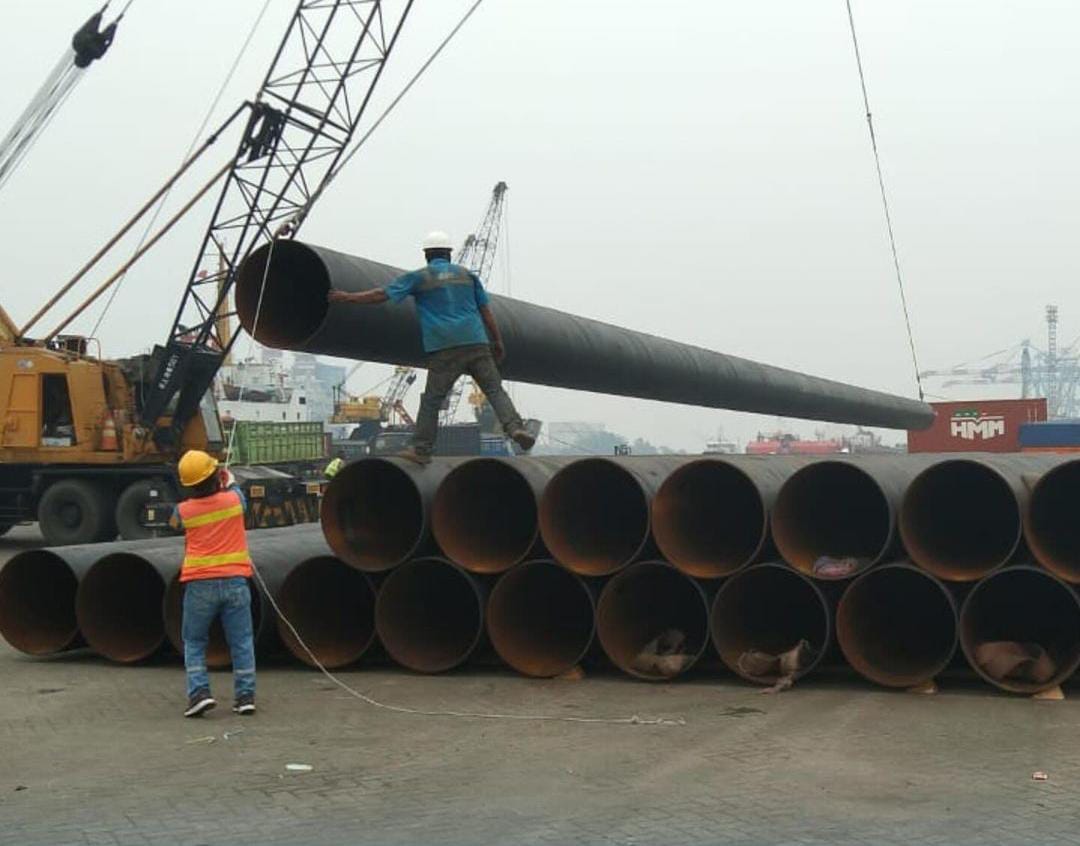 Proses Pengiriman Tiang Pancang Baja, Diameter 1,2 meter dan Panjang 30 meter Project Jety Conveyor Batu Bara di Kabupaten Tanah Bumbu – Kalimantan Selatan.